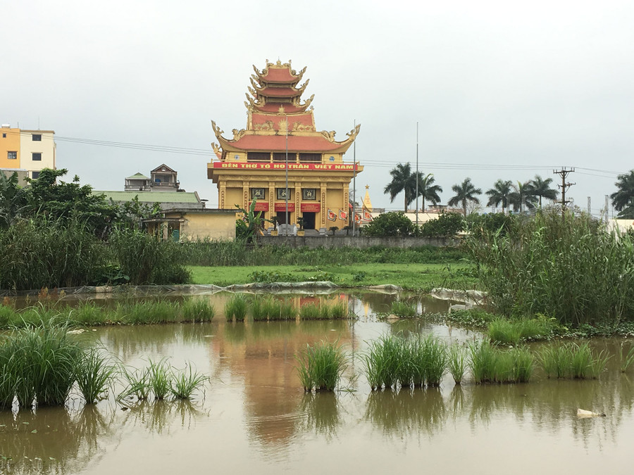 Đền nằm sừng sững giữa vùng chiêm trũng