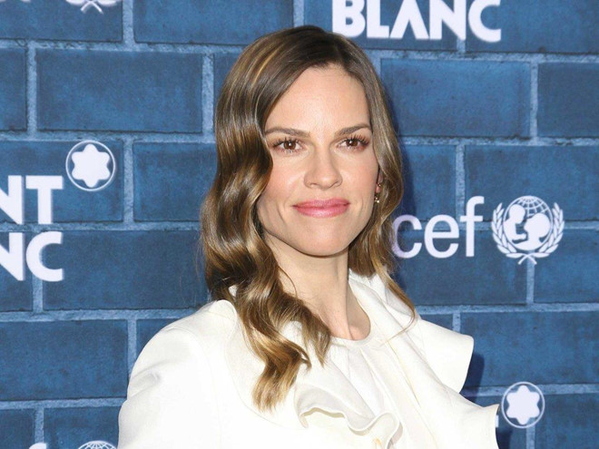 Hilary Swank - nữ diễn viên từng đoạt 2 giải Oscar trước tuổi 30 - phải sống cảnh nay đây mai đó khi cô mới theo đuổi sự nghiệp diễn xuất. “Tôi có một người bạn bán nhà. Bạn biết đấy, nơi đó không có đồ đạc, nhưng bạn có thể ở đó vào ban đêm, và sẽ phải rời đi vào sáng sớm. Tôi ngủ trên một chiếc đệm không khí. Tôi thổi phồng nó lên để ngủ vào buổi tối và nhanh chóng thu gọn nó lại khi thức dậy”, nữ diễn viên kể. Ảnh: Getty Images. Truoc khi giau co, cac sieu sao nay tung khong mot xu dinh tui hinh anh 14