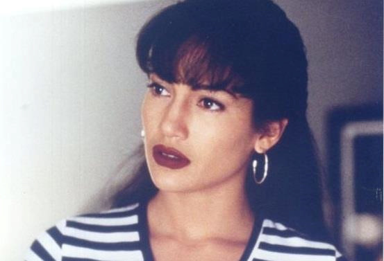 Khi mới 18 tuổi, Jennifer Lopez muốn trở thành một vũ công trong khi mẹ cô lại muốn cô học đại học. Sự bất đồng này đã khiến cô gái trẻ chuyển ra ngoài sống. Từ đó, cuộc sống của cô loanh quanh với chiếc ghế sofa trong phòng tập nhảy. Vài tháng sau, Lopez theo đuổi sự nghiệp nhảy múa của mình ở châu Âu. Sau đó, cô trở thành một nữ vũ công chuyên nghiệp. TheoForbes, đến nay Lopez sở hữu tài sản400 triệu USD. Ảnh: Getty Images Truoc khi giau co, cac sieu sao nay tung khong mot xu dinh tui hinh anh 12