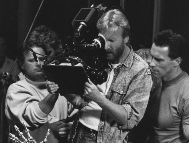 Theo IGN, khi cầm bút viết kịch bản Kẻ hủy diệt, đạo diễn James Cameron gặp nhiều khó khăn và phải sống trong xe hơi của mình. Cuộc đời ông thay đổi khi kịch bản Terminator được mua lại với giá vỏn vẹn 1 USD, nhưng ông được làm đạo diễn. Phim thu về 77 triệu USD trên toàn thế giới. Ảnh: Getty Images. Truoc khi giau co, cac sieu sao nay tung khong mot xu dinh tui hinh anh 3