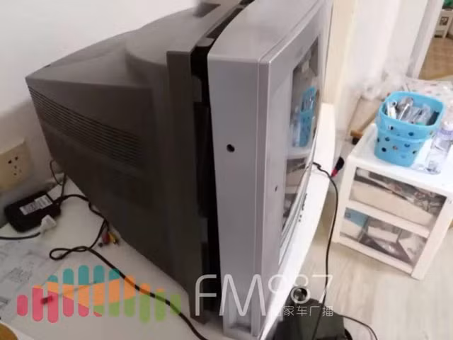 tivi phat ra tieng on du khong cam dien, vo chong son phat hien bi mat cua nguoi thue truoc - 5