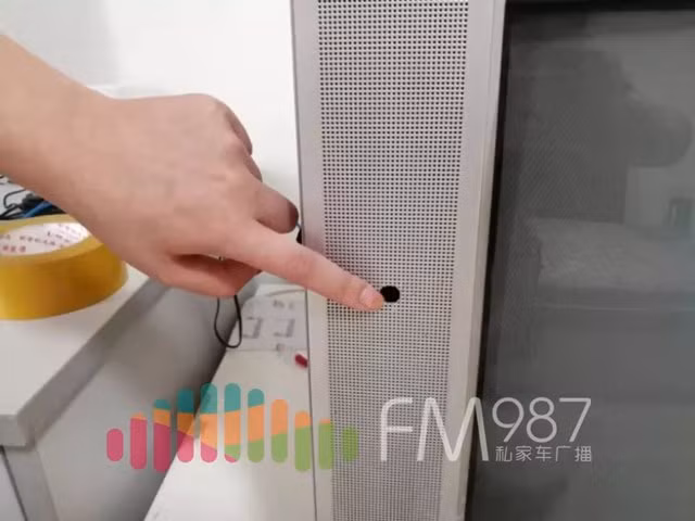 tivi phat ra tieng on du khong cam dien, vo chong son phat hien bi mat cua nguoi thue truoc - 4