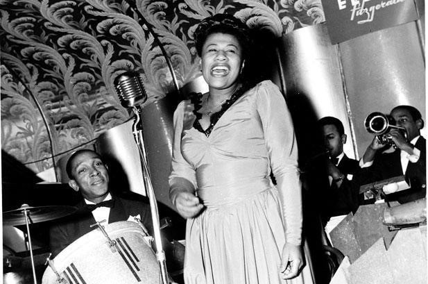 Trước khi trở thành nữ ca sĩ nhạc jazz hay nhất mọi thời đại, Ella Fitzgerald từng bỏ nhà đi bụi và trở thành người vô gia cư. Cuộc đời bà thay đổi vào năm 1934, khi biểu diễn tại Nhà hát Apollo ở New York. Ảnh: WRTI. Truoc khi giau co, cac sieu sao nay tung khong mot xu dinh tui hinh anh 9