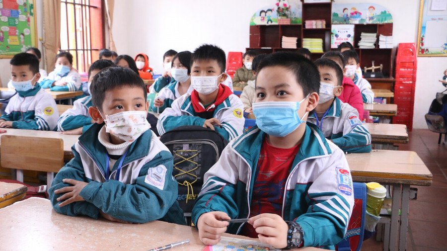 Với những em được học trực tiếp trên lớp, các thầy cô sẽ dạy kiến thức, nội dung cốt lõi đảm bảo chương trình theo chỉ đạo của Bộ GD&amp;ĐT.