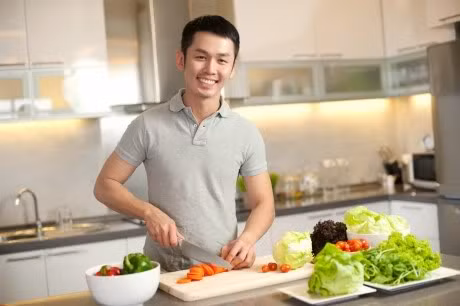 Đàn ông biết nấu ăn có nhiều lợi thế hơn trong cuộc sống. Ảnh minh họa:Tổ Ấm Việt. nau-an-5756-1425265846.jpg