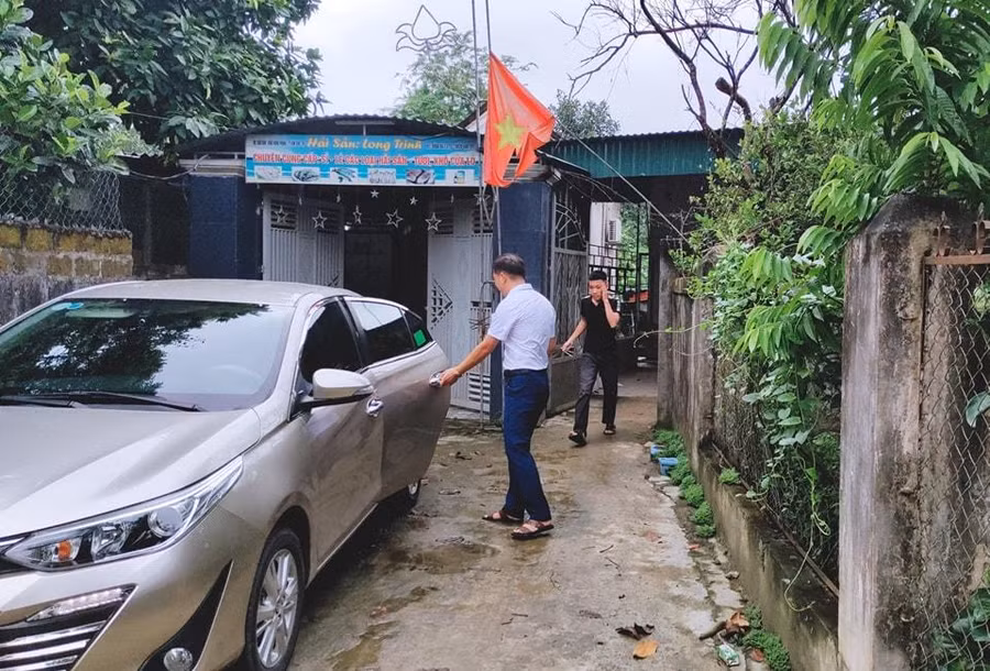 Thành viên đội phản ứng nhanh đến phòng trọ đánh thức thí sinh ngủ quên.