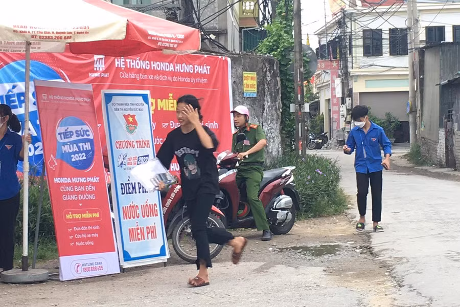 Thí sinh đến điểm thi muộn do nhớ nhầm giờ thi. (Ảnh: Trần Hải Yến).