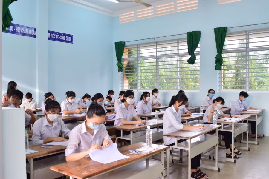 Thí sinh chuẩn bị bước vào giờ làm bài thi trong buổi thi thứ 2