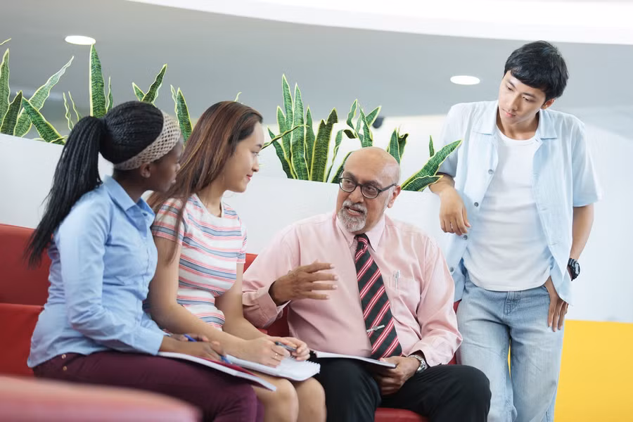 Giảng viên Chris Jabines trao đổi với các học viên