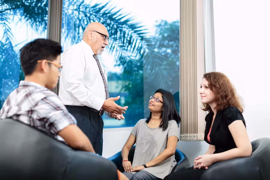 Giảng viên Chris Jabines tin tưởng nếu mỗi người thấu hiểu bản thân sẽ rất dễ thành công Giảng viên Chris Jabines tin tưởng nếu mỗi người thấu hiểu bản thân sẽ rất dễ thành công