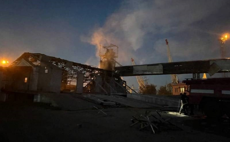 Kho chứa dầu ở cảng Izmail, vùng Odessa bị UAV Geran-2 tấn công