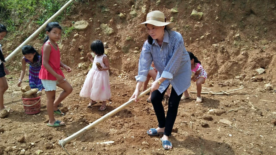 Sau trận lũ dữ tại Quan Sơn (Thanh Hóa) cô giáo Vi Thị Chuyên cùng học trò điểm trường Cha Khót, xã Na Mèo dọn vệ sinh sân trường để đón năm học mới.	Ảnh: Thế Lượng