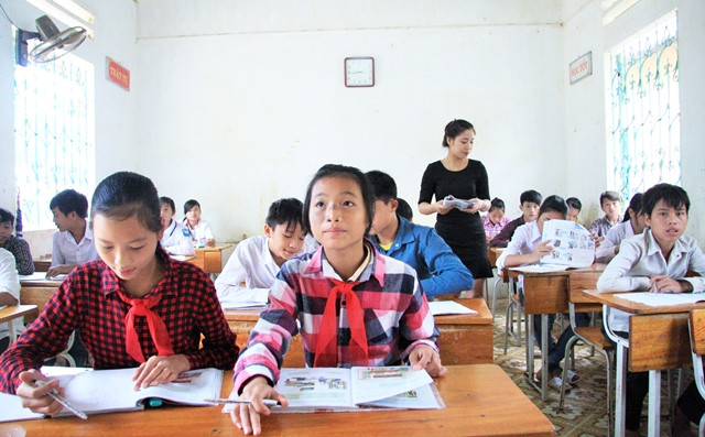 Tiết học của cô và trò Trường PTDT Bán trú THCS Nậm Lành (Yên Bái).	Ảnh: Nguyễn Lâm