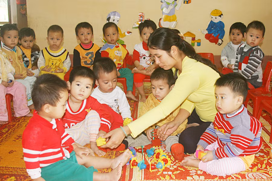 Áp lực sĩ số học sinh khiến giáo viên mầm non gặp nhiều khó khăn trong triển khai nghiệp vụ. Ảnh: Hữu Cường
