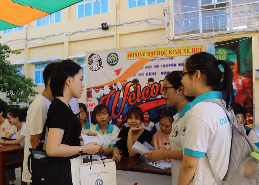 Không khí ngày nhập học của tân sinh viên Trường ĐH Kinh tế, ĐH Huế diễn ra vui tươi, phấn khởi.