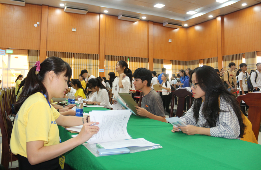 Công tác đón tiếp tân sinh viên được Nhà trường thực hiện chu đáo, tận tình. Công tác đón tiếp tân sinh viên được Nhà trường thực hiện chu đáo, tận tình.
