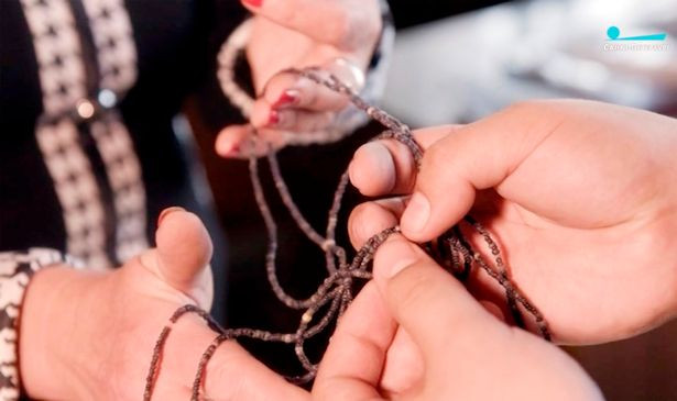 Những chuỗi hạt được tìm thấy trong quan tài đá. Những chuỗi hạt được tìm thấy trong quan tài đá.