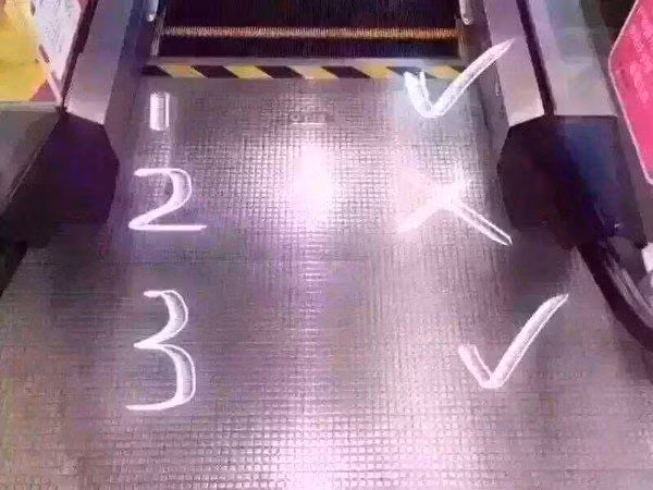 ky nang toi thieu khi di thang cuon tre phai biet de tranh tai nan dang tiec - 6