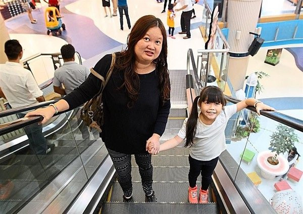 Nên dạy con kỹ năng gì khi đi thang cuốn để tránh tai nạn đáng tiếc? ảnh 6 ky nang toi thieu khi di thang cuon tre phai biet de tranh tai nan dang tiec - 8