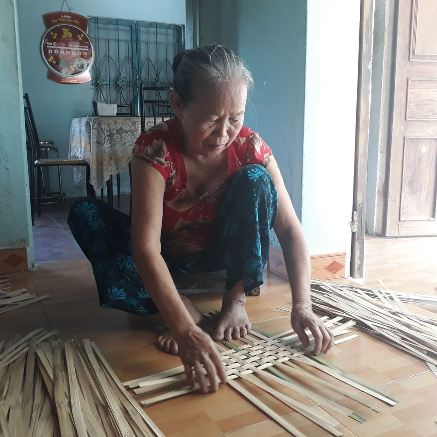 Bà Nguyễn Thị Chung - một trong bốn hộ còn lại ở Yến Nê vẫn theo nghề đan lát. Ảnh: T.G