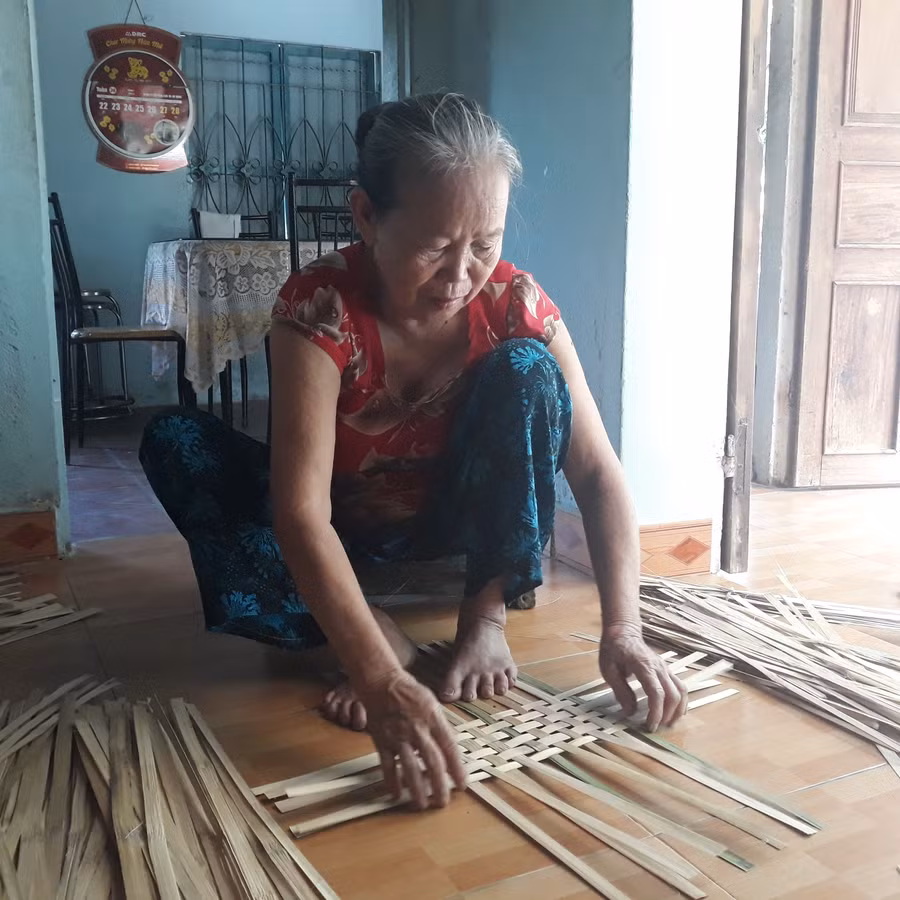 Bà Nguyễn Thị Chung - một trong bốn hộ còn lại ở Yến Nê vẫn theo nghề đan lát. Ảnh: T.G