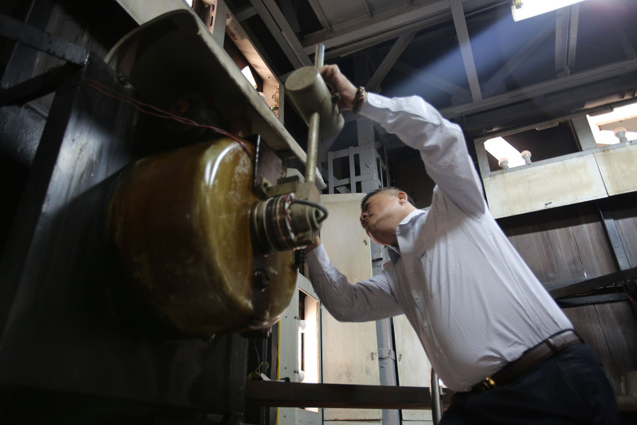 Hàng ngày, đơn vị quản lý phải lên 2 lần để điều chỉnh tốc độ của đồng hồ