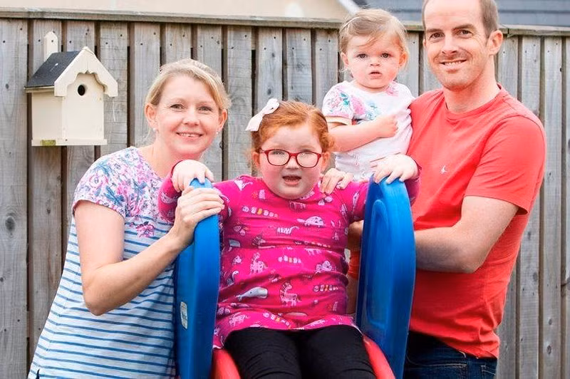 Caitlin Wilkie (ở giữa) cùng gia đình. Ảnh: DailyRecord.