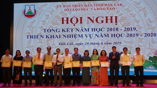 Khen thưởng các tập thể đạt thành tích cao trong năm học 2018-2019
