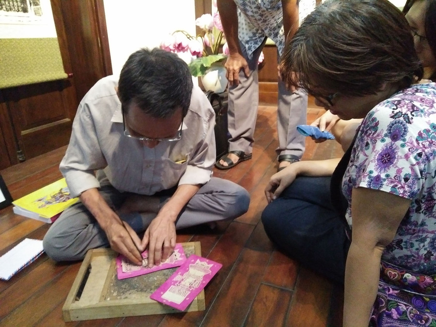 Nghệ nhân Nguyễn Đăng Giáp đang thực hành tái hiện dòng tranh trổ giấy - một dòng tranh dân gian của làng nghề Đông Hồ đã bị mai một. Ảnh: Bình Thanh Nghệ nhân Nguyễn Đăng Giáp đang thực hành tái hiện dòng tranh trổ giấy - một dòng tranh dân gian của làng nghề Đông Hồ đã bị mai một. Ảnh: Bình Thanh