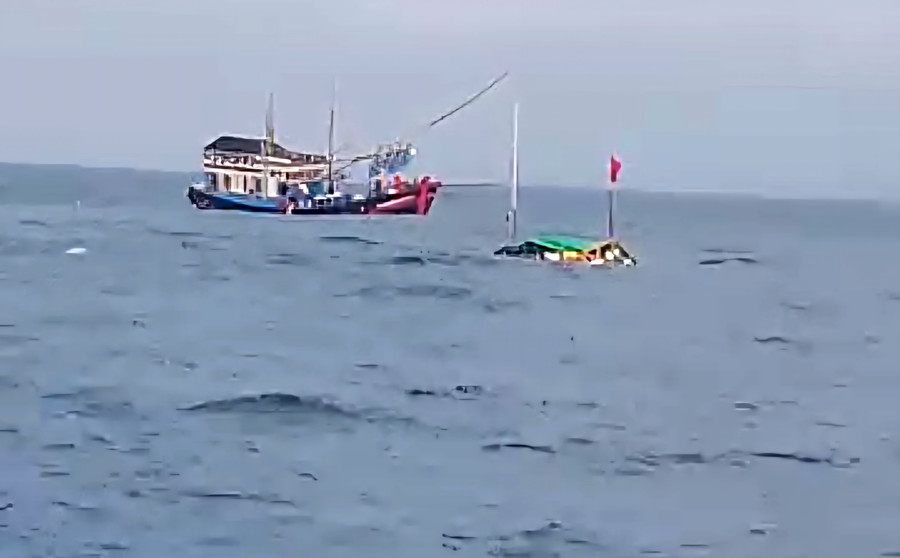 Tàu cá Quảng Ngãi bị chìm sau va chạm với tàu chở hàng. Tàu cá Quảng Ngãi bị chìm sau va chạm với tàu chở hàng.