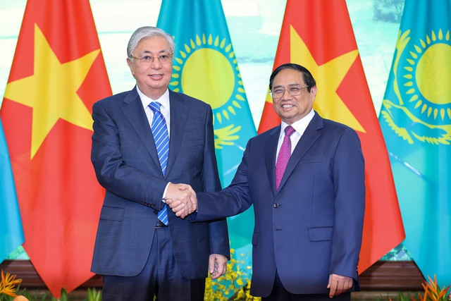 Thủ tướng Phạm Minh Chính và Tổng thống Cộng hoà Kazakhstan Kassym-Jomart Tokayev. (Ảnh: VGP/Nhật Bắc) Thủ tướng Phạm Minh Chính và Tổng thống Cộng hoà Kazakhstan Kassym-Jomart Tokayev. (Ảnh: VGP/Nhật Bắc)