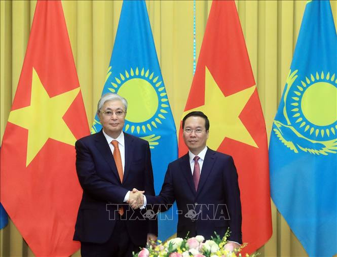 Chủ tịch nước Võ Văn Thưởng và Tổng thống Cộng hoà Kazakhstan Kassym-Jomart Tokayev tại lễ đón. (Ảnh: Thống Nhất/TTXVN) Chủ tịch nước Võ Văn Thưởng và Tổng thống Cộng hoà Kazakhstan Kassym-Jomart Tokayev tại lễ đón. (Ảnh: Thống Nhất/TTXVN)