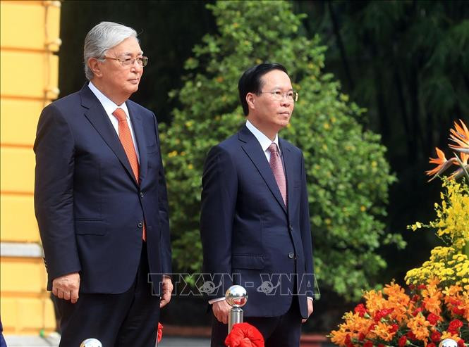 Chủ tịch nước Võ Văn Thưởng và Tổng thống Cộng hoà Kazakhstan Kassym-Jomart Tokayev nghe quân nhạc cử Quốc thiều hai nước. (Ảnh: Thống Nhất/TTXVN) Chủ tịch nước Võ Văn Thưởng và Tổng thống Cộng hoà Kazakhstan Kassym-Jomart Tokayev nghe quân nhạc cử Quốc thiều hai nước. (Ảnh: Thống Nhất/TTXVN)