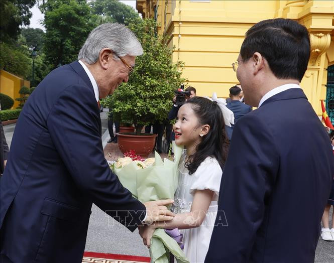 Thiếu nhi Thủ đô tặng hoa Tổng thống Cộng hoà Kazakhstan Kassym-Jomart Tokayev tại lễ đón. (Ảnh: Thống Nhất/TTXVN) Thiếu nhi Thủ đô tặng hoa Tổng thống Cộng hoà Kazakhstan Kassym-Jomart Tokayev tại lễ đón. (Ảnh: Thống Nhất/TTXVN)