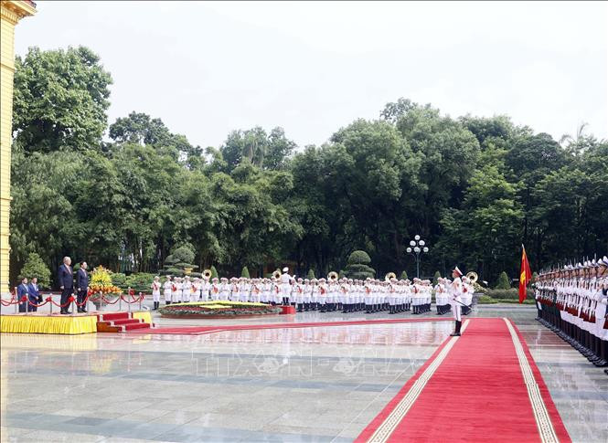 Quang cảnh Lễ đón Tổng thống Cộng hòa Kazakhstan Kassym-Jomart Tokayev sang thăm chính thức Việt Nam. (Ảnh: Thống Nhất/TTXVN) Quang cảnh Lễ đón Tổng thống Cộng hòa Kazakhstan Kassym-Jomart Tokayev sang thăm chính thức Việt Nam. (Ảnh: Thống Nhất/TTXVN)