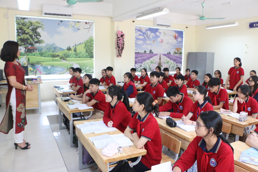 Các em học sinh cùng nhau trao đổi cùng cô giáo về các biện pháp tránh xa khói thuốc. Các em học sinh cùng nhau trao đổi cùng cô giáo về các biện pháp tránh xa khói thuốc.