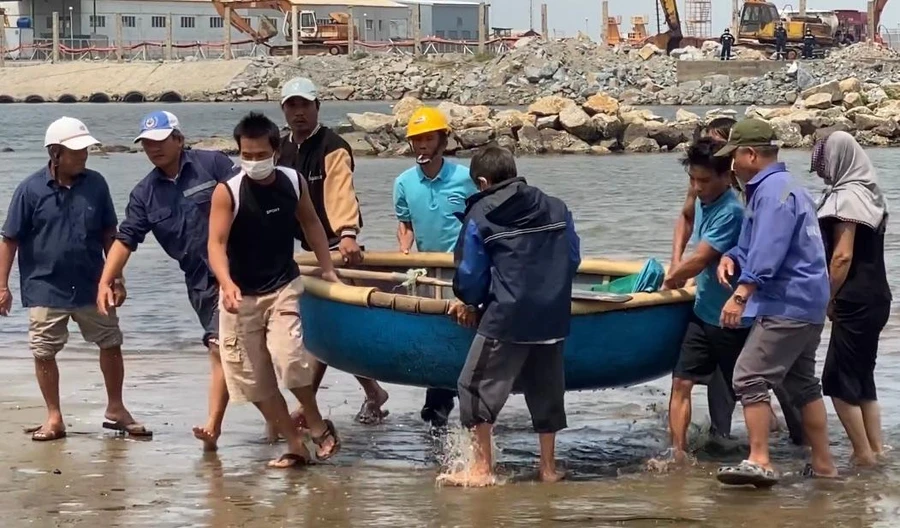 Lực lượng tìm kiếm cứu nạn đưa thi thể nạn nhân vào bờ và bàn giao cho gia đình.