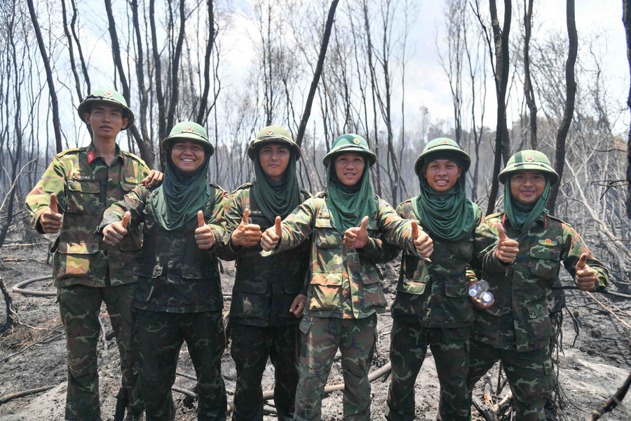 Sau nhiều ngày thực hiện nhiệm vụ nhưng các chiến sĩ vẫn tràn đầy tinh thần với quyết tâm cao nhất đẩy lùi "giặc lửa". Sau nhiều ngày thực hiện nhiệm vụ nhưng các chiến sĩ vẫn tràn đầy tinh thần với quyết tâm cao nhất đẩy lùi "giặc lửa".