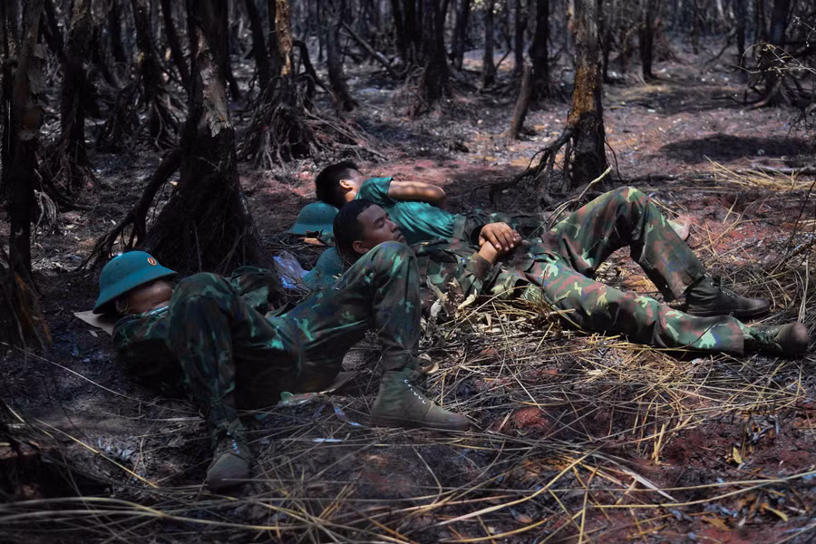 Phút "chộp mắt" ít ỏi của các chiến sĩ sau khoảng thời gian chiến đấu với “giặc lửa”.