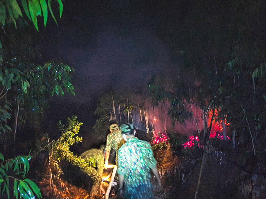Bất chấp đêm tối, cán bộ, chiến sĩ đã nhanh chóng cơ động xuống các khu vực cháy, triển khai đội hình và tổ chức “đón đầu” ngọn lửa để tránh cháy lan. Bất chấp đêm tối, cán bộ, chiến sĩ đã nhanh chóng cơ động xuống các khu vực cháy, triển khai đội hình và tổ chức “đón đầu” ngọn lửa để tránh cháy lan.
