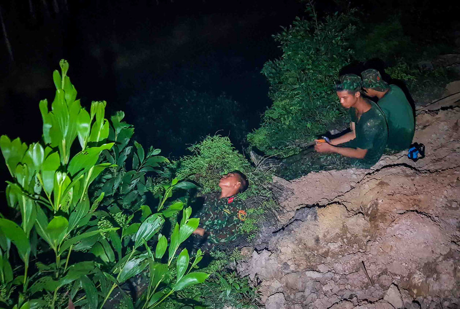 "Bám rừng" tranh thủ nghỉ ngơi để lấy lại sức sau khi khoảng thời gian dài chiến đấu với lửa. "Bám rừng" tranh thủ nghỉ ngơi để lấy lại sức sau khi khoảng thời gian dài chiến đấu với lửa.