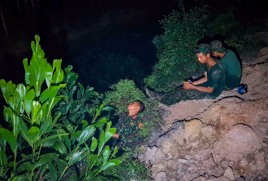 "Bám rừng" tranh thủ nghỉ ngơi để lấy lại sức sau khi khoảng thời gian dài chiến đấu với lửa.