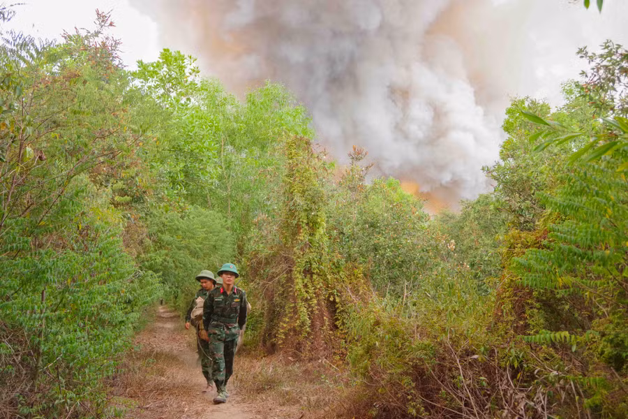 Các cán bộ nhanh chóng tiếp cận hiện trường đám cháy rừng.