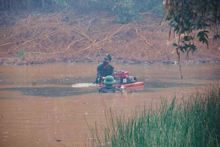 Bất chấp những khó khăn trong quá trình chữa cháy, di chuyển, sinh hoạt... các cán bộ, chiến sĩ tiếp cận nguồn nước để khoanh vùng, khống chế ngọn lửa.