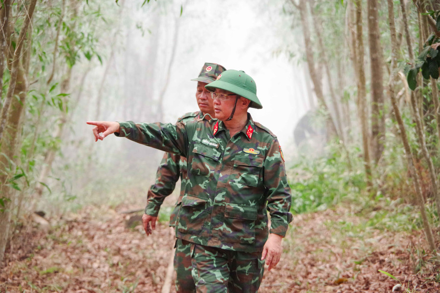 Đại tá Nguyễn Văn Ngành, Chỉ huy trưởng Bộ CHQS tỉnh Kiên Giang đã trực tiếp đến hiện trường nắm tình hình và chỉ đạo các lực lượng tổ chức nhiều biện pháp để dập lửa, ngăn đám cháy lây lan ra các khu vực khác. Đại tá Nguyễn Văn Ngành, Chỉ huy trưởng Bộ CHQS tỉnh Kiên Giang đã trực tiếp đến hiện trường nắm tình hình và chỉ đạo các lực lượng tổ chức nhiều biện pháp để dập lửa, ngăn đám cháy lây lan ra các khu vực khác.
