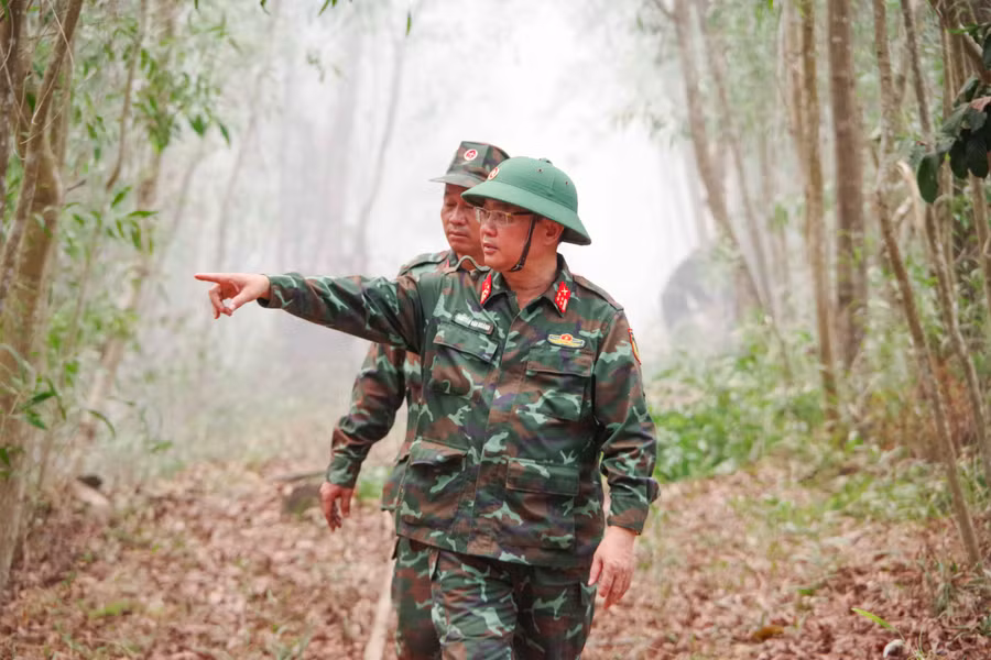 Đại tá Nguyễn Văn Ngành, Chỉ huy trưởng Bộ CHQS tỉnh Kiên Giang đã trực tiếp đến hiện trường nắm tình hình và chỉ đạo các lực lượng tổ chức nhiều biện pháp để dập lửa, ngăn đám cháy lây lan ra các khu vực khác.