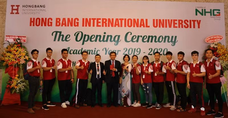 NGND.PGS.TS Hồ Thanh Phong- Hiệu trưởng Trường Đại học Quốc tế Hồng Bàng (giữa) cùng các tân sinh viên chào mừng năm học mới.