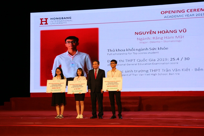 NGND.PGS.TS Hồ Thanh Phong- Hiệu trưởng Trường ĐH Quốc tế Hồng Bàng trao học bổng cho 3 thủ khoa ngành.