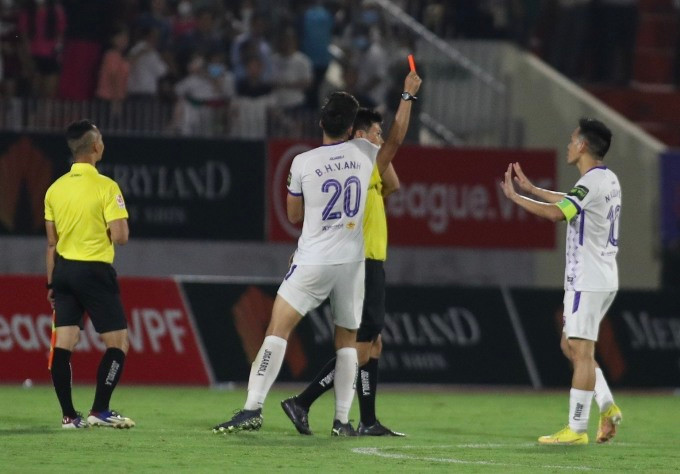 Văn Quyết bị phạt thẻ đỏ khi trận đấu đã kết thúc. Ảnh: VPF. Văn Quyết bị phạt thẻ đỏ khi trận đấu đã kết thúc. Ảnh: VPF.