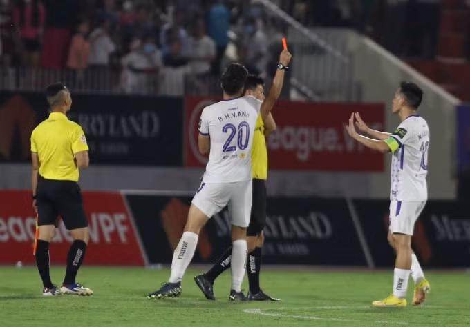 Văn Quyết bị phạt thẻ đỏ khi trận đấu đã kết thúc. Ảnh: VPF.